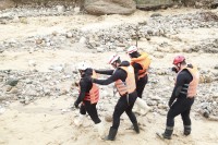 عملیات تیم واکنش سریع و نجاتگران طالقان جهت دسترسی به مصدوم روستای جزن (به روایت تصویر)